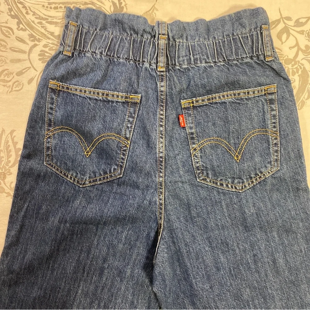 Vintage Levis High Waisted‎ Elastic
Mom Jeans - Picture 4 of 9